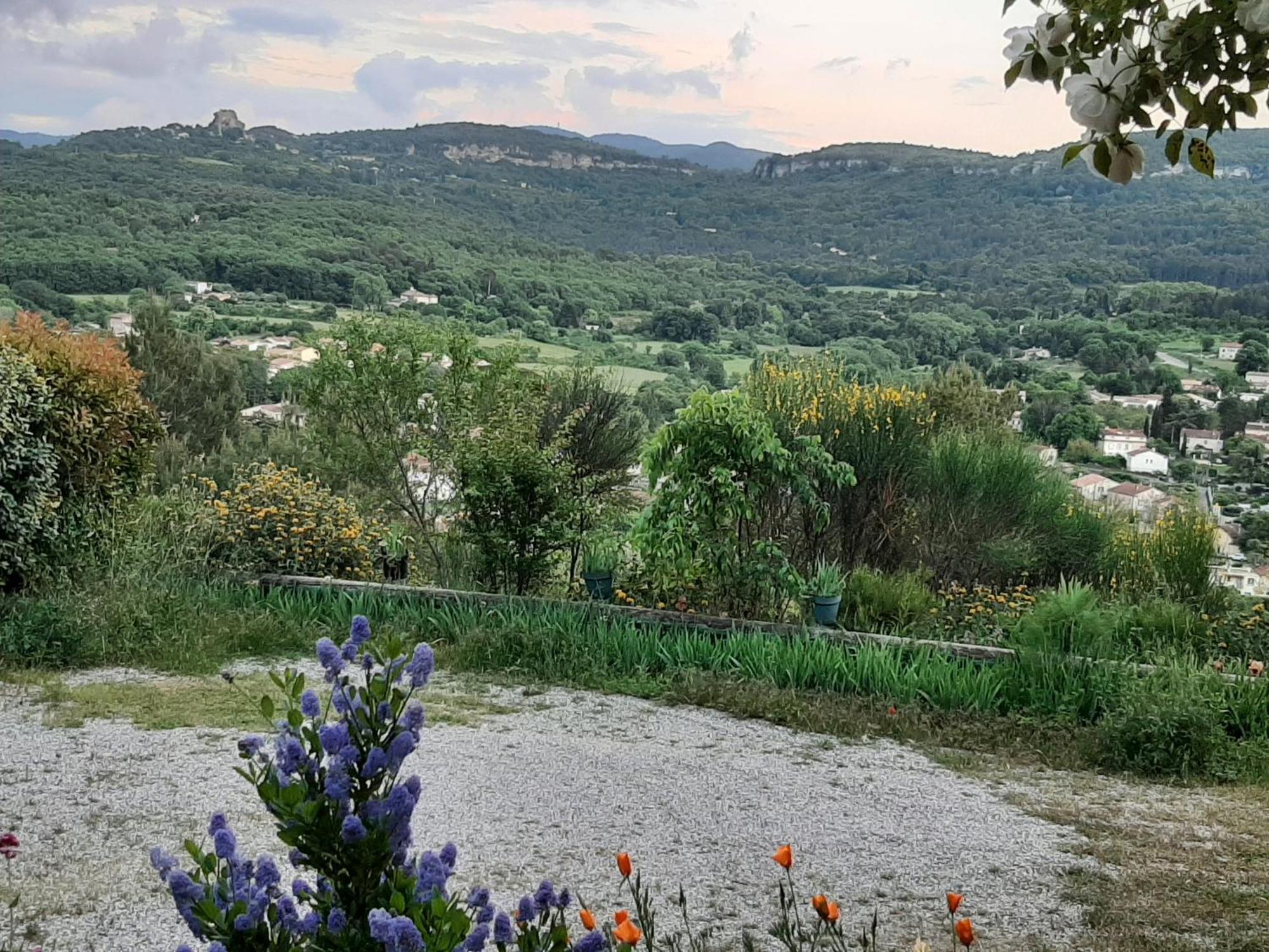 Апартаменты T.Belle Vue Panoramique Au Coeur Du Luberon 40M2 + Pergola . Jardin. P Апт Экстерьер фото